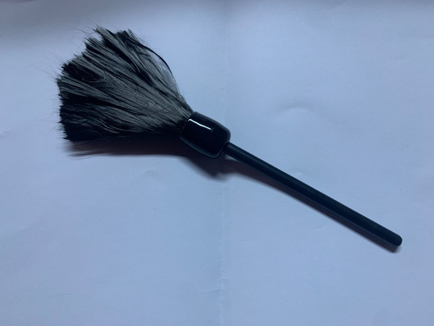Carbon fibre fingerprint brush